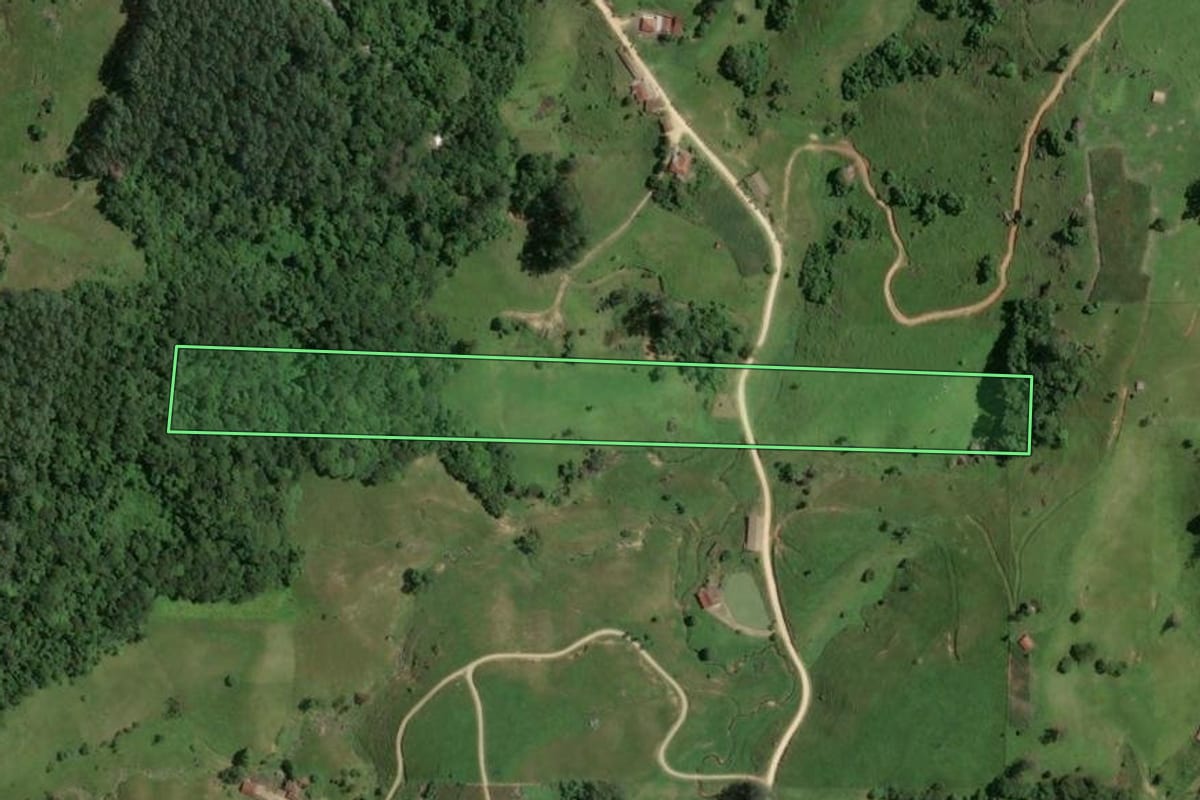 Imagem de satélite do imóvel rural em Armazém (SC), com o contorno declarado no CAR desenhado por cima.