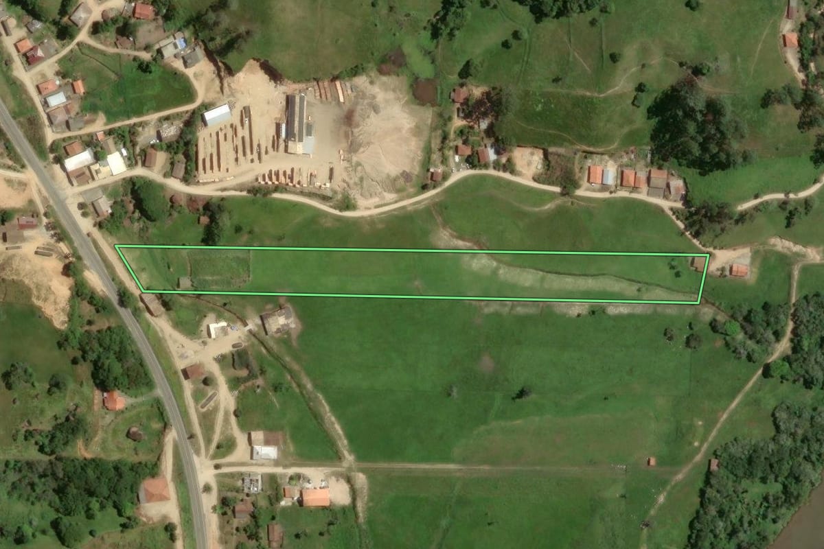 Imagem de satélite do imóvel rural em Armazém (SC), com o contorno declarado no CAR desenhado por cima.