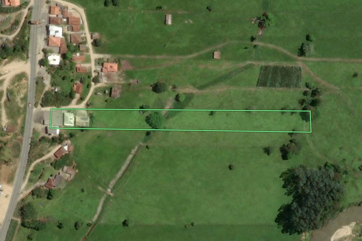 Imagem de satélite do imóvel rural em Armazém (SC), com o contorno declarado no CAR desenhado por cima.