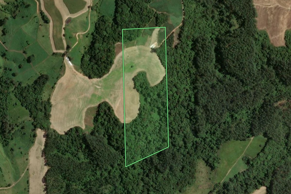 Imagem de satélite do imóvel rural em Armazém (SC), com o contorno declarado no CAR desenhado por cima.