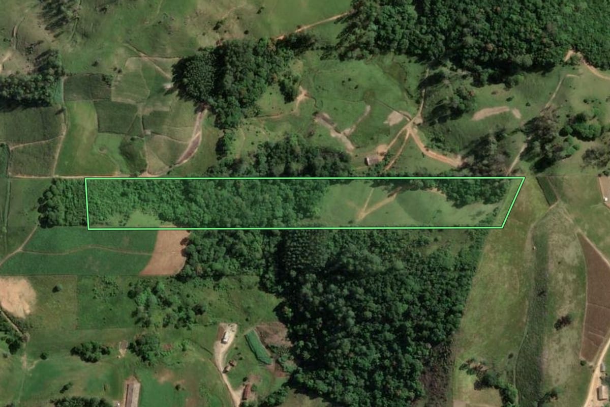 Imagem de satélite do imóvel rural em Armazém (SC), com o contorno declarado no CAR desenhado por cima.