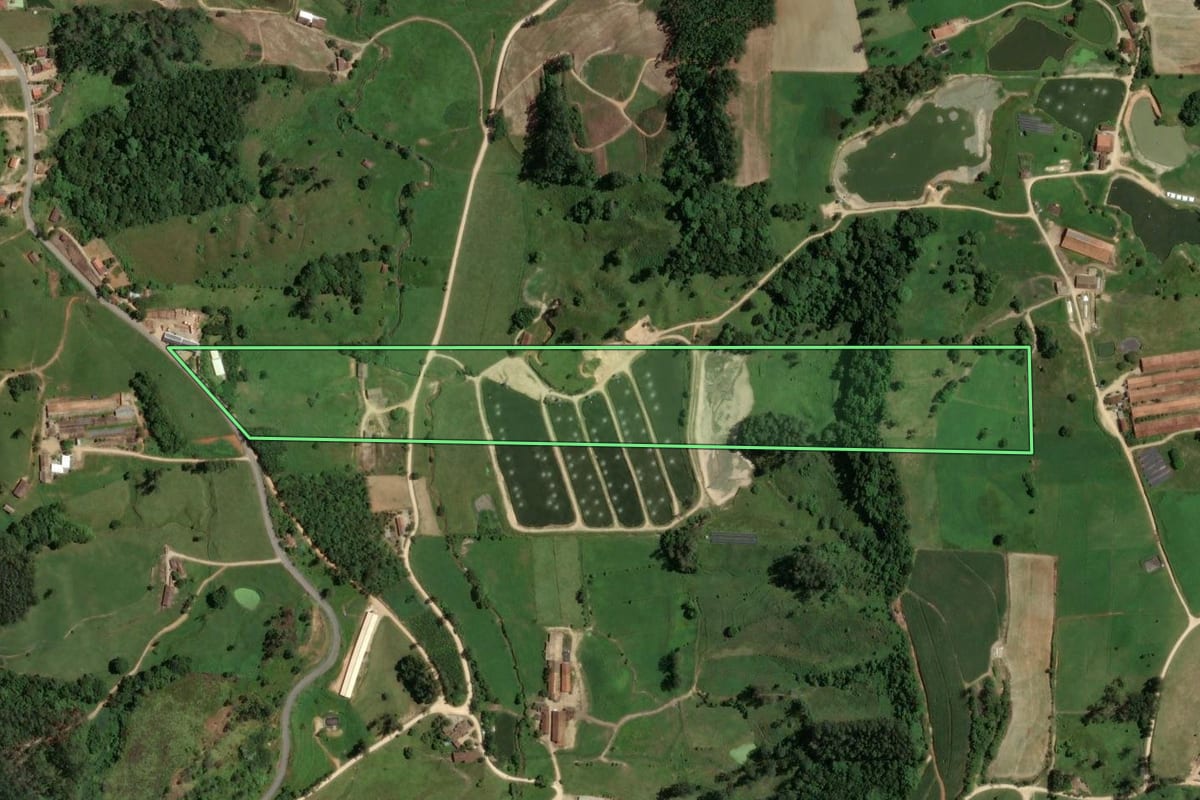 Imagem de satélite do imóvel rural em Armazém (SC), com o contorno declarado no CAR desenhado por cima.