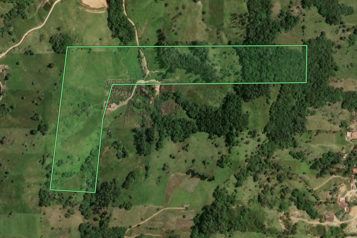 Imagem de satélite do imóvel rural em Armazém (SC), com o contorno declarado no CAR desenhado por cima.