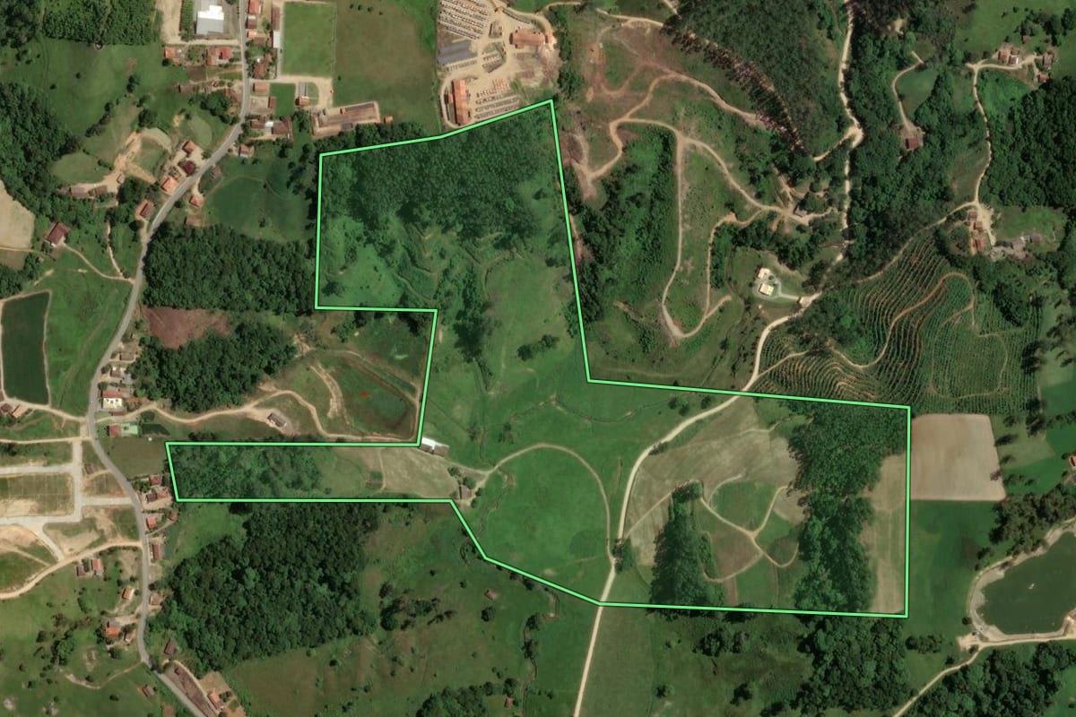 Imagem de satélite do imóvel rural em Armazém (SC), com o contorno declarado no CAR desenhado por cima.