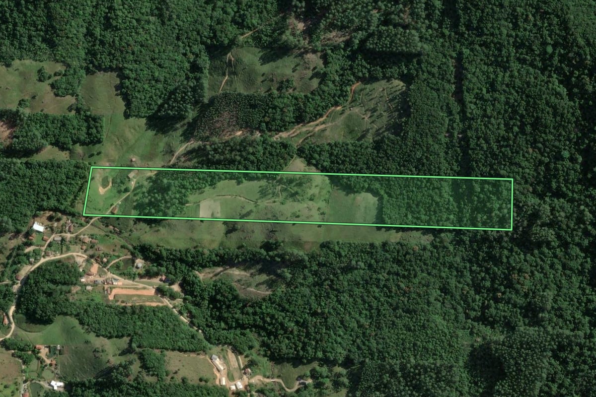 Imagem de satélite do imóvel rural em Armazém (SC), com o contorno declarado no CAR desenhado por cima.