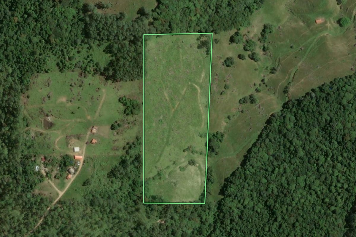 Imagem de satélite do imóvel rural em Armazém (SC), com o contorno declarado no CAR desenhado por cima.
