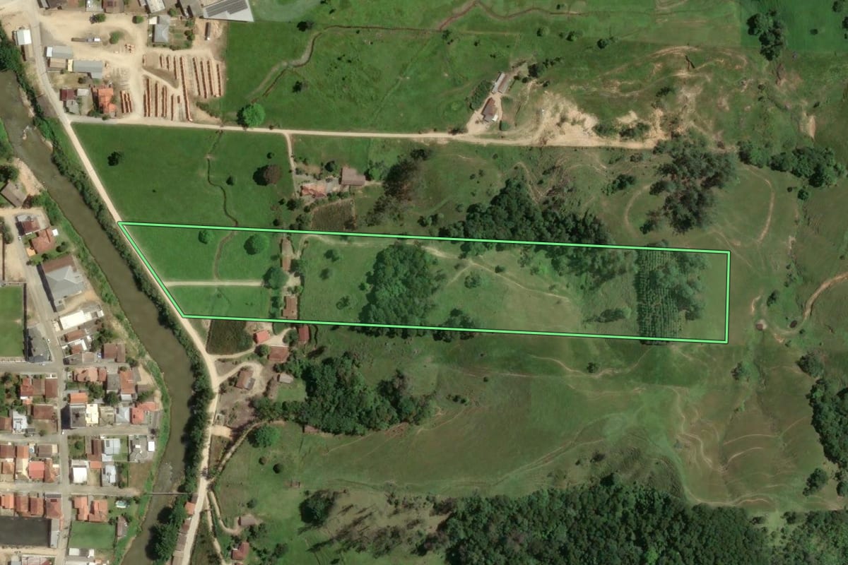 Imagem de satélite do imóvel rural em Armazém (SC), com o contorno declarado no CAR desenhado por cima.