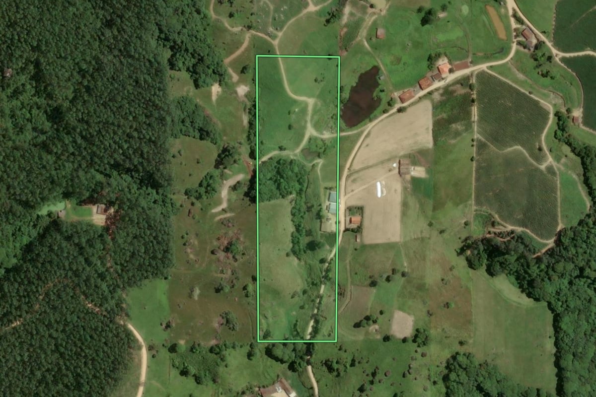 Imagem de satélite do imóvel rural em Armazém (SC), com o contorno declarado no CAR desenhado por cima.