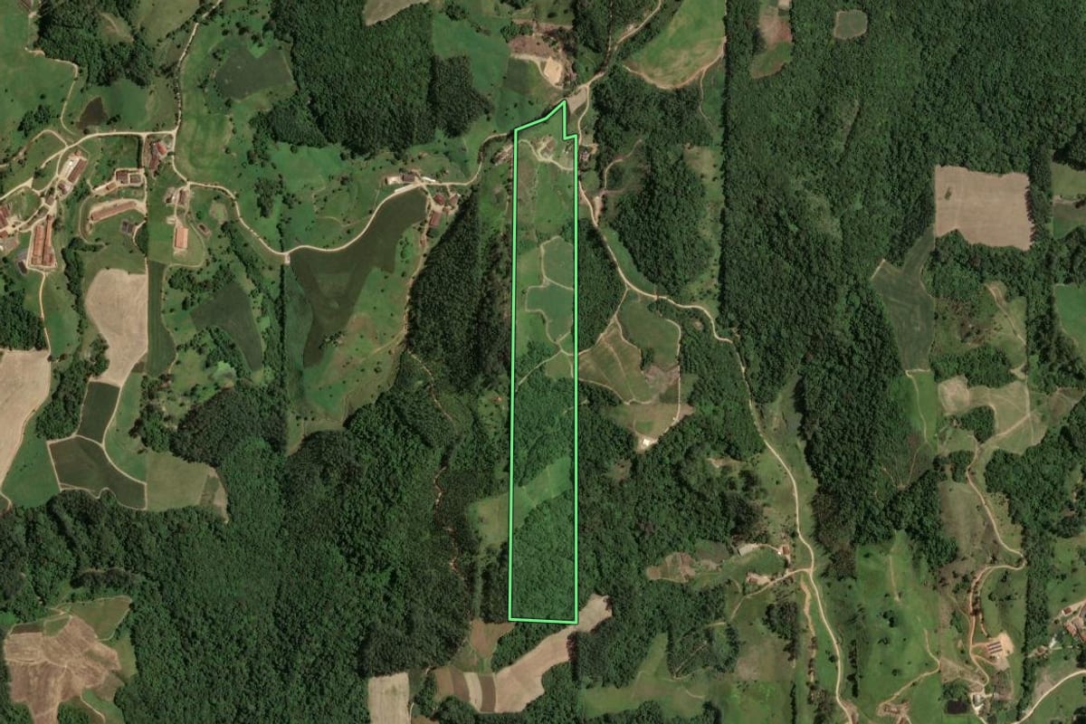 Imagem de satélite do imóvel rural em Armazém (SC), com o contorno declarado no CAR desenhado por cima.