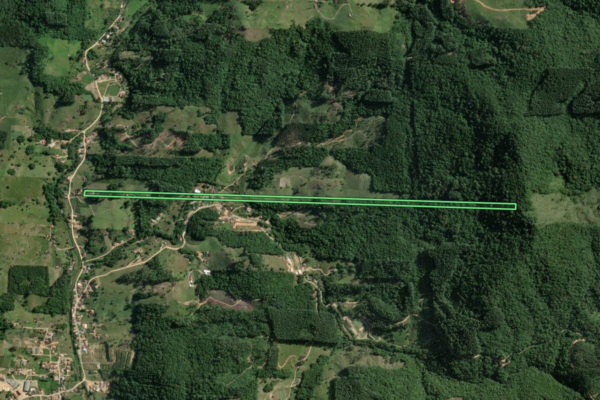 Imagem de satélite do imóvel rural em Armazém (SC), com o contorno declarado no CAR desenhado por cima.