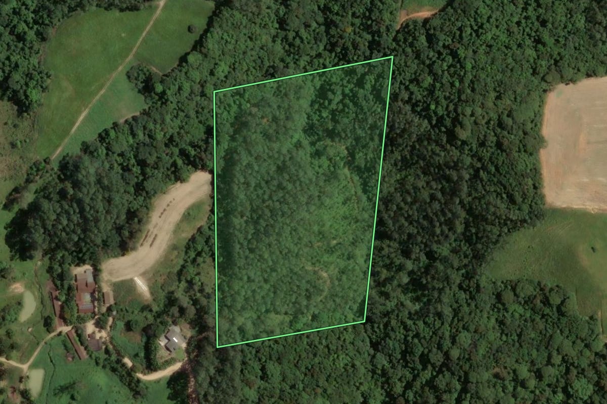 Imagem de satélite do imóvel rural em Armazém (SC), com o contorno declarado no CAR desenhado por cima.