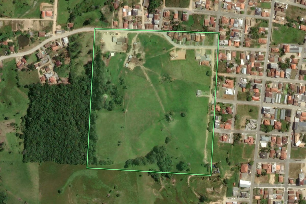 Imagem de satélite do imóvel rural em Armazém (SC), com o contorno declarado no CAR desenhado por cima.