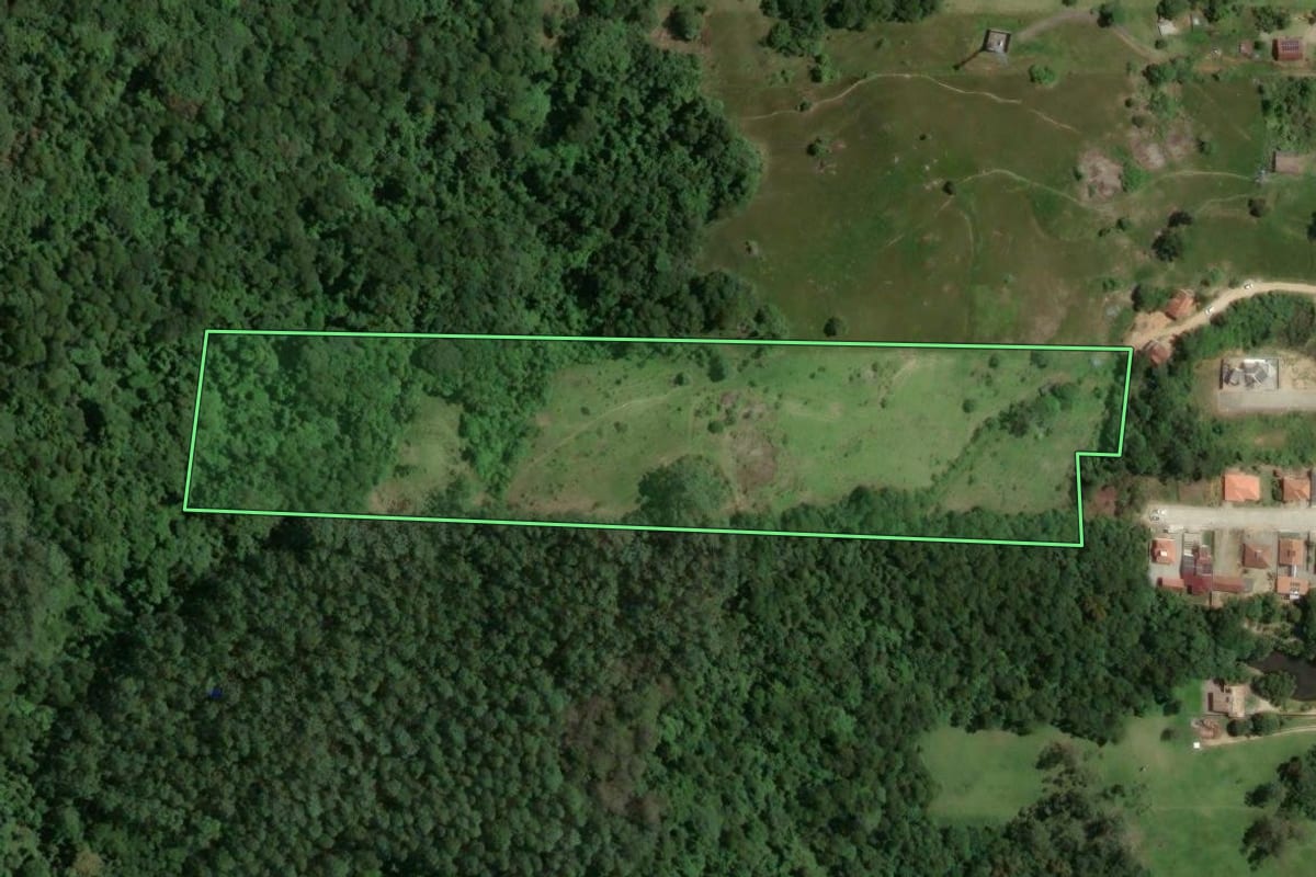Imagem de satélite do imóvel rural em Armazém (SC), com o contorno declarado no CAR desenhado por cima.