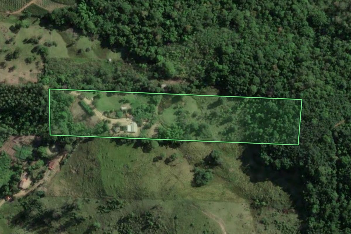 Imagem de satélite do imóvel rural em Armazém (SC), com o contorno declarado no CAR desenhado por cima.