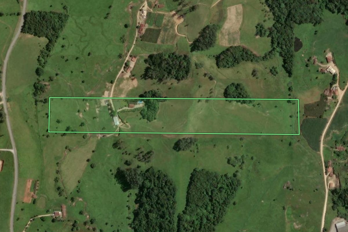 Imagem de satélite do imóvel rural em Armazém (SC), com o contorno declarado no CAR desenhado por cima.