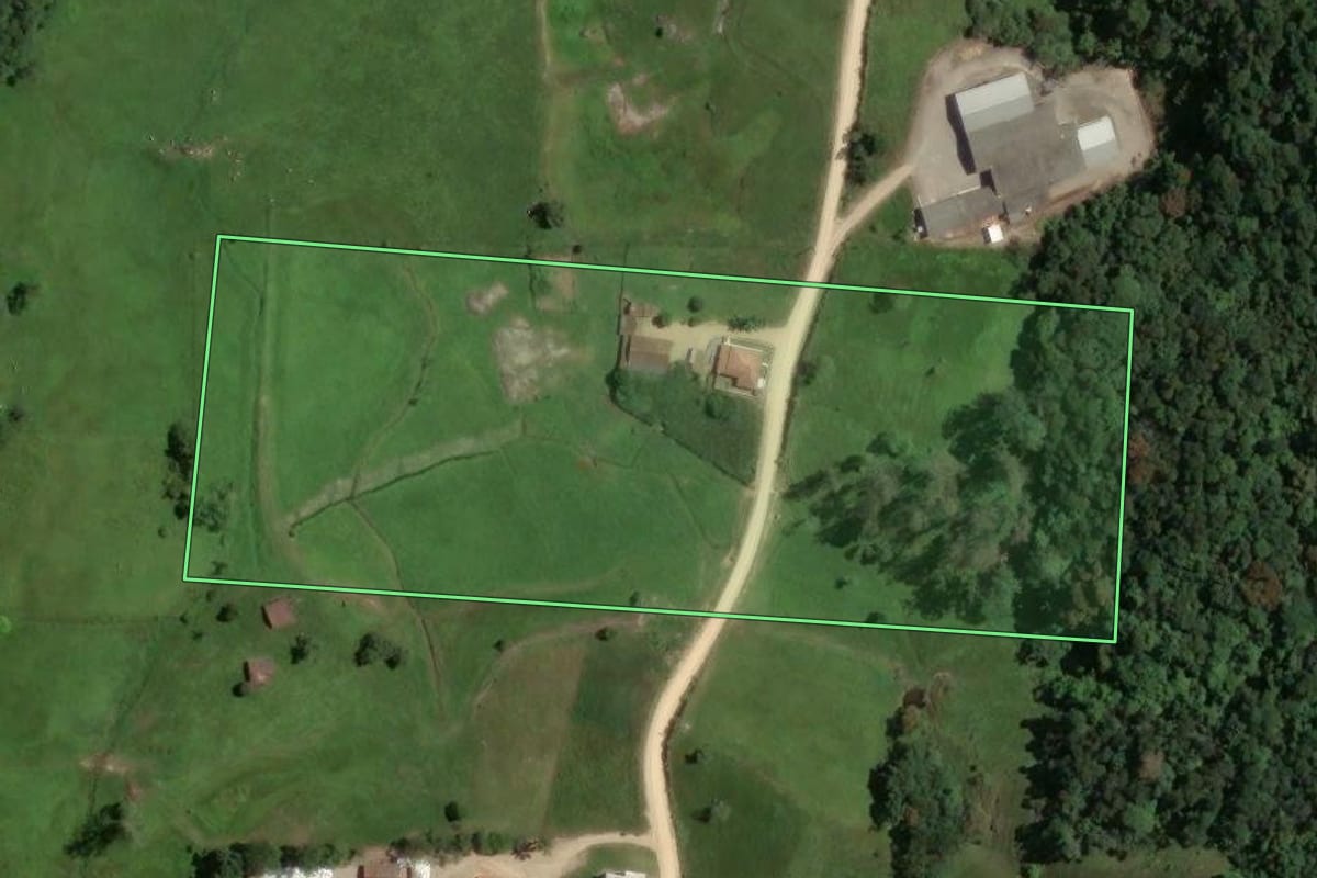 Imagem de satélite do imóvel rural em Armazém (SC), com o contorno declarado no CAR desenhado por cima.