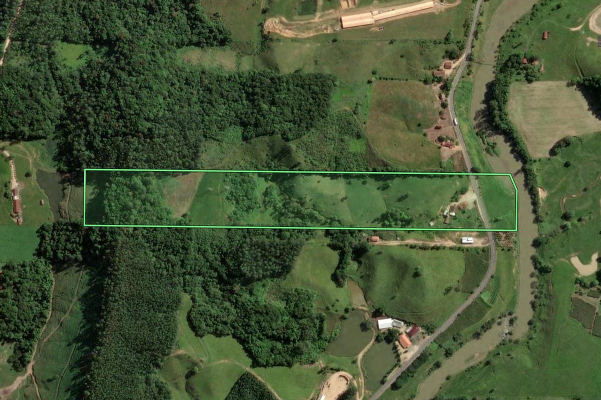 Imagem de satélite do imóvel rural em Armazém (SC), com o contorno declarado no CAR desenhado por cima.