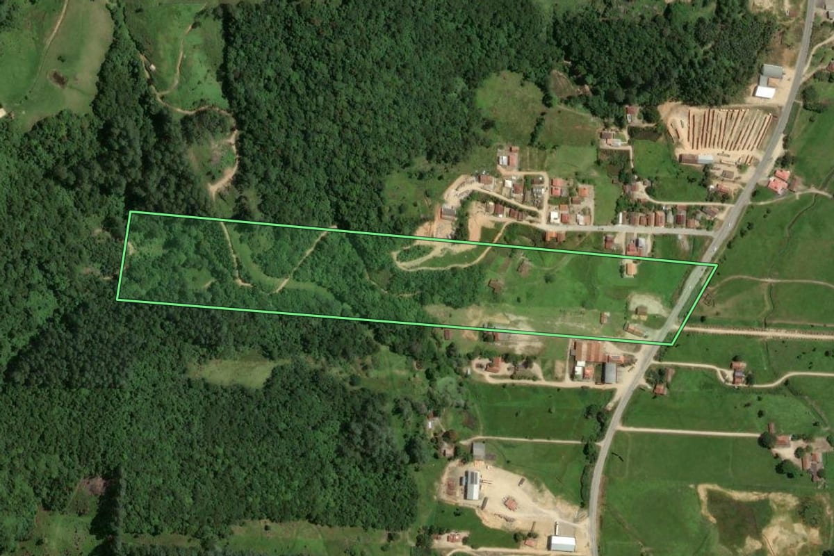 Imagem de satélite do imóvel rural em Armazém (SC), com o contorno declarado no CAR desenhado por cima.