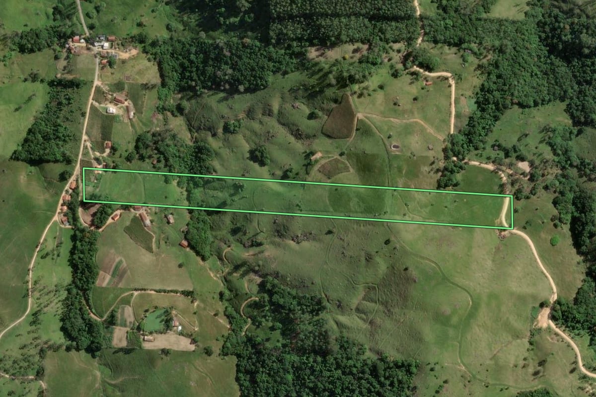 Imagem de satélite do imóvel rural em Armazém (SC), com o contorno declarado no CAR desenhado por cima.