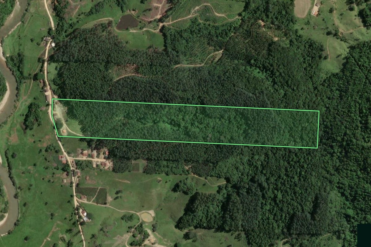 Imagem de satélite do imóvel rural em Armazém (SC), com o contorno declarado no CAR desenhado por cima.