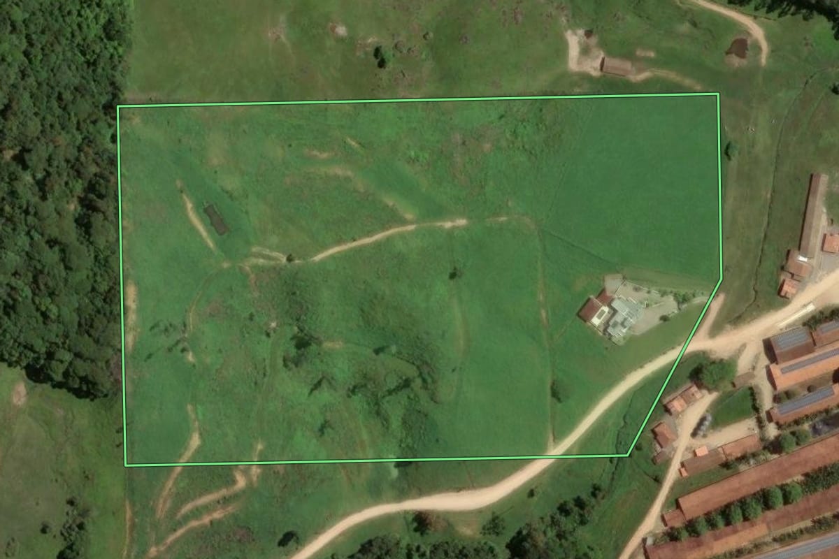 Imagem de satélite do imóvel rural em Armazém (SC), com o contorno declarado no CAR desenhado por cima.