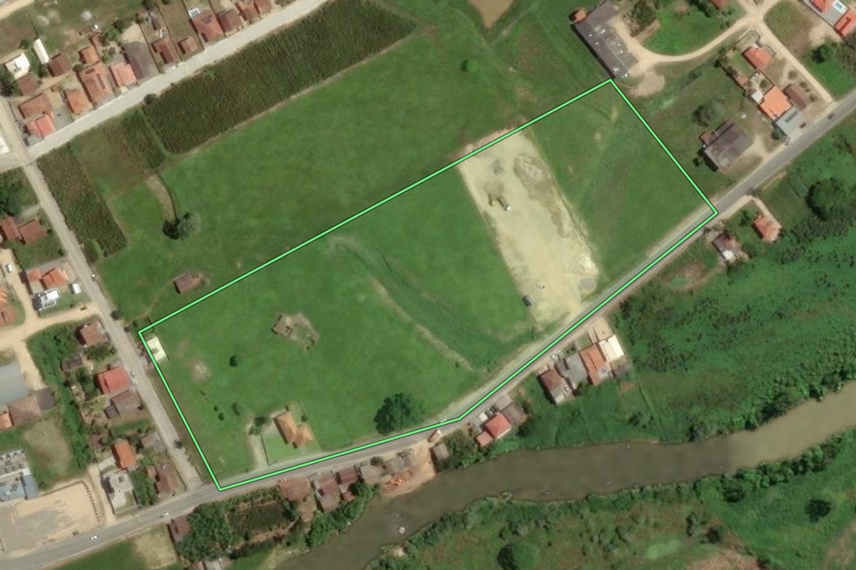Imagem de satélite do imóvel rural em Armazém (SC), com o contorno declarado no CAR desenhado por cima.