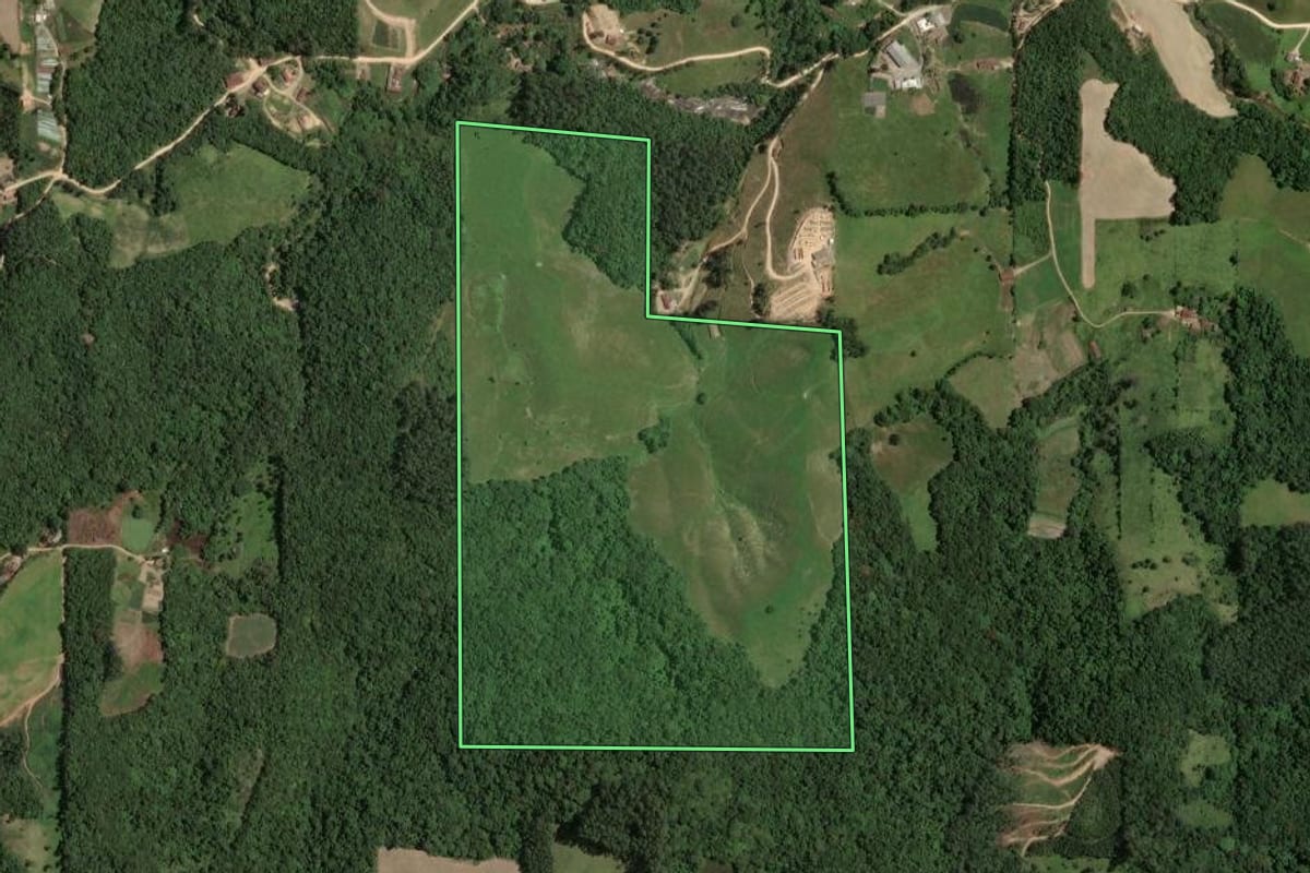 Imagem de satélite do imóvel rural em Armazém (SC), com o contorno declarado no CAR desenhado por cima.