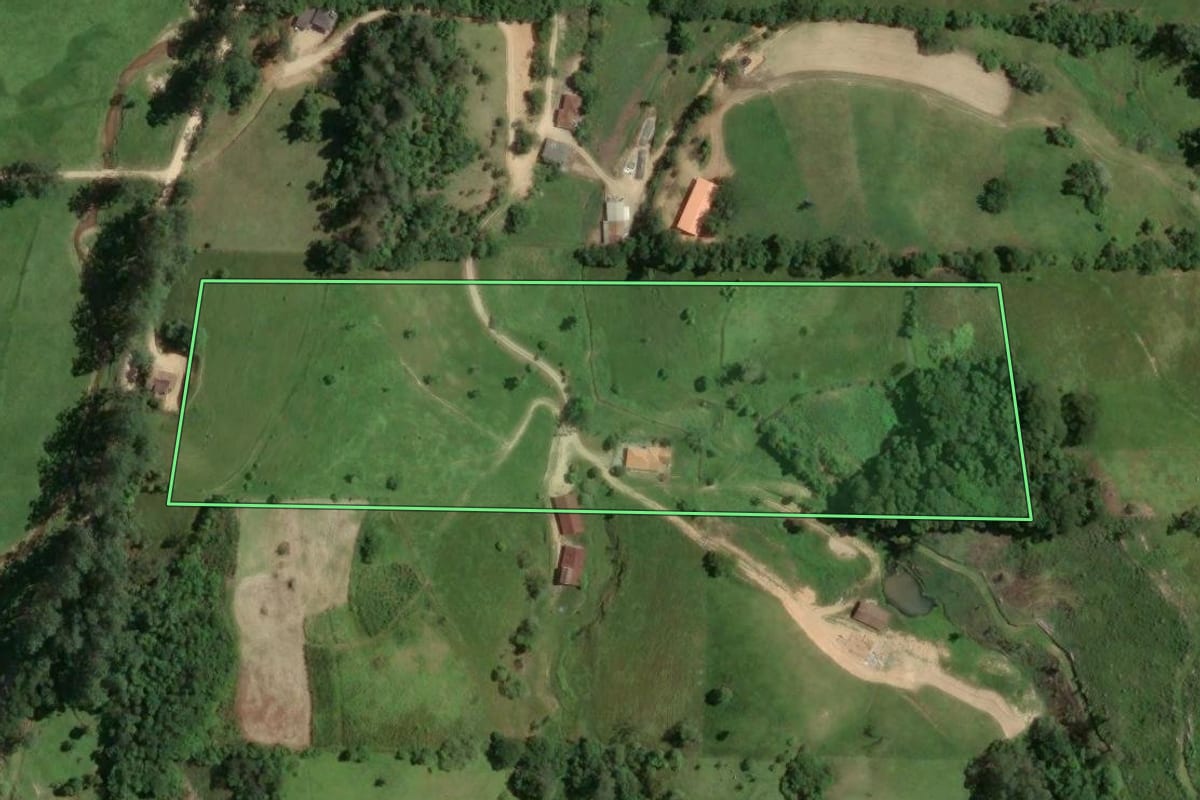 Imagem de satélite do imóvel rural em Armazém (SC), com o contorno declarado no CAR desenhado por cima.