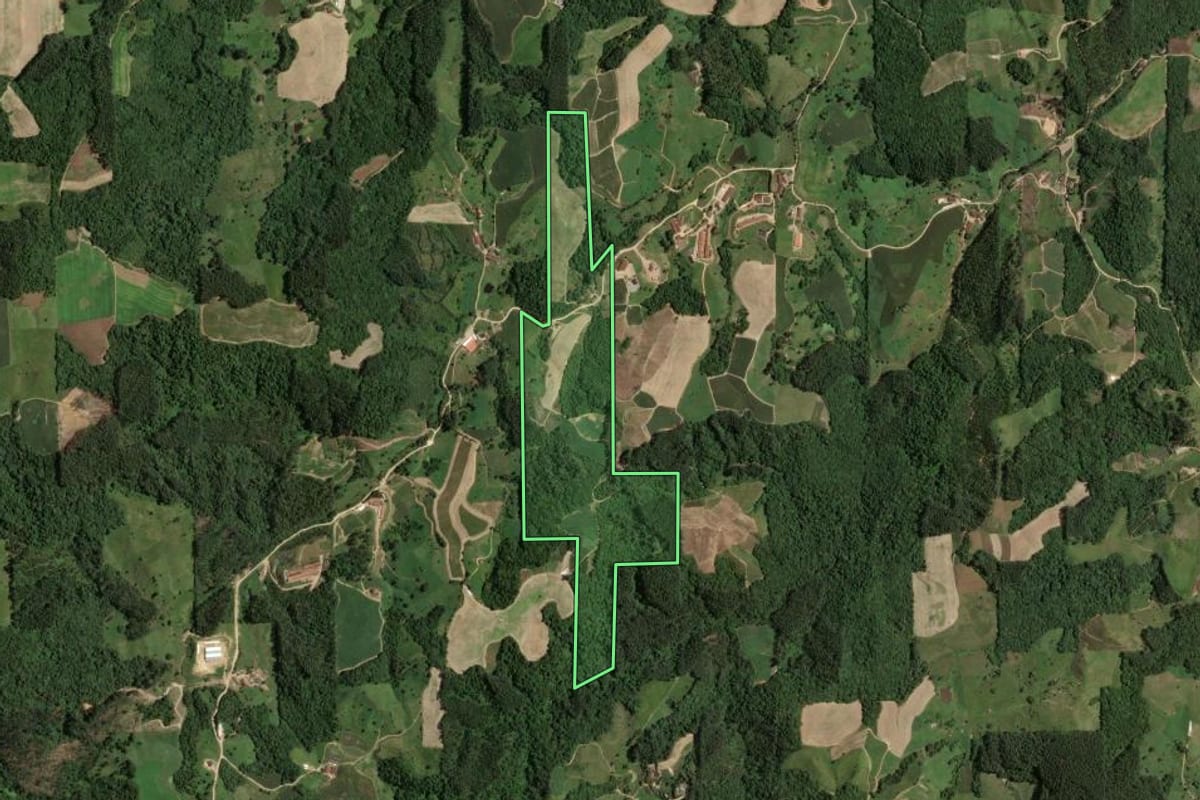 Imagem de satélite do imóvel rural em Armazém (SC), com o contorno declarado no CAR desenhado por cima.