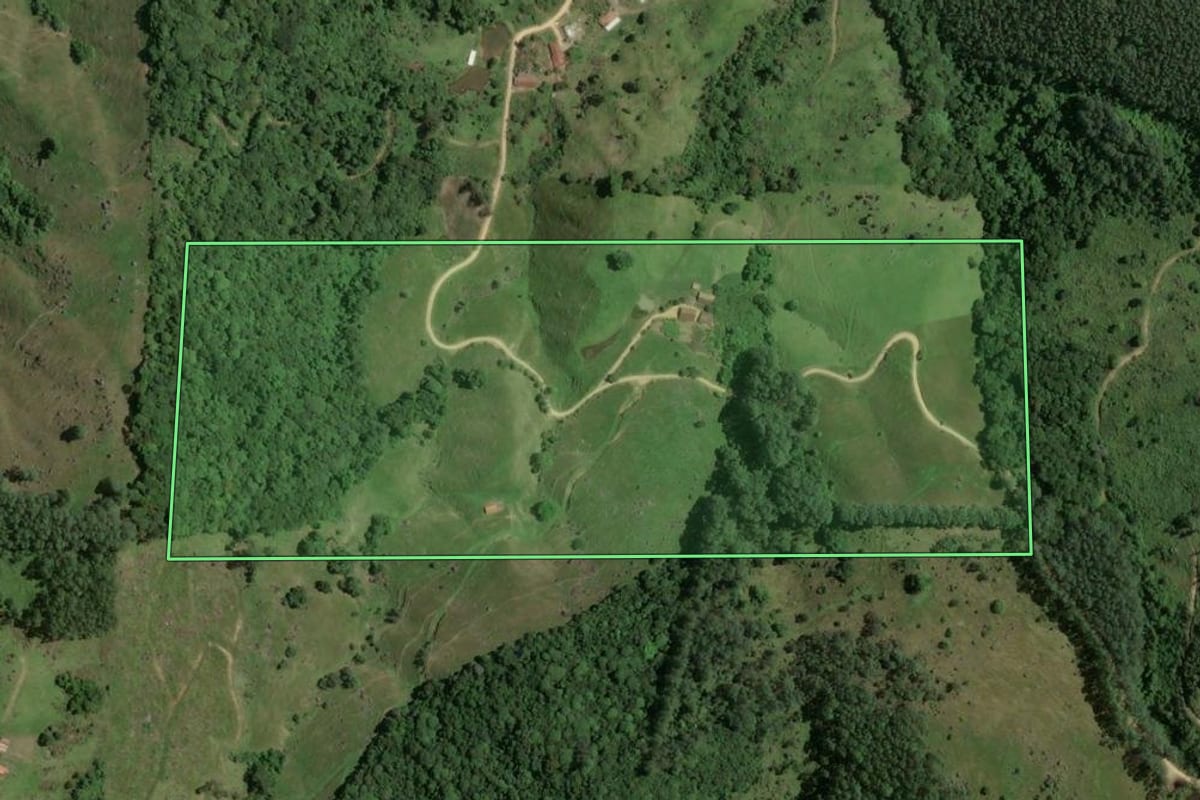 Imagem de satélite do imóvel rural em Armazém (SC), com o contorno declarado no CAR desenhado por cima.