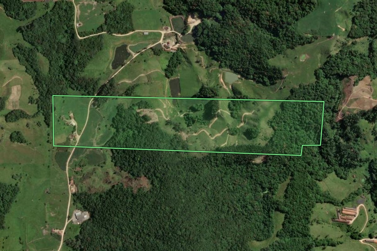 Imagem de satélite do imóvel rural em Armazém (SC), com o contorno declarado no CAR desenhado por cima.