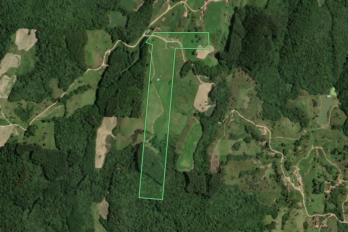 Imagem de satélite do imóvel rural em Armazém (SC), com o contorno declarado no CAR desenhado por cima.
