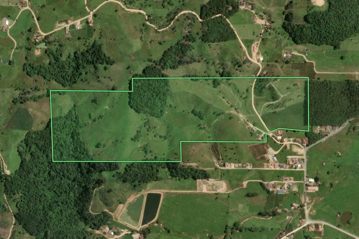 Imagem de satélite do imóvel rural em Armazém (SC), com o contorno declarado no CAR desenhado por cima.