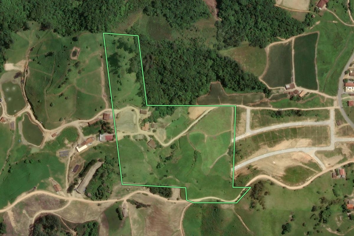 Imagem de satélite do imóvel rural em Armazém (SC), com o contorno declarado no CAR desenhado por cima.