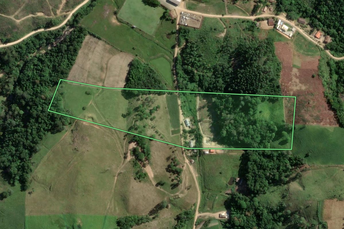 Imagem de satélite do imóvel rural em Armazém (SC), com o contorno declarado no CAR desenhado por cima.
