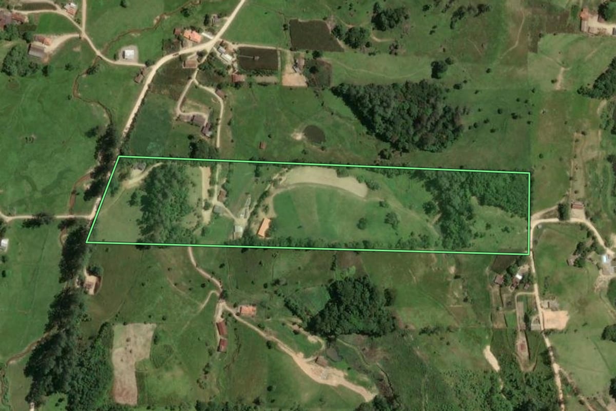 Imagem de satélite do imóvel rural em Armazém (SC), com o contorno declarado no CAR desenhado por cima.