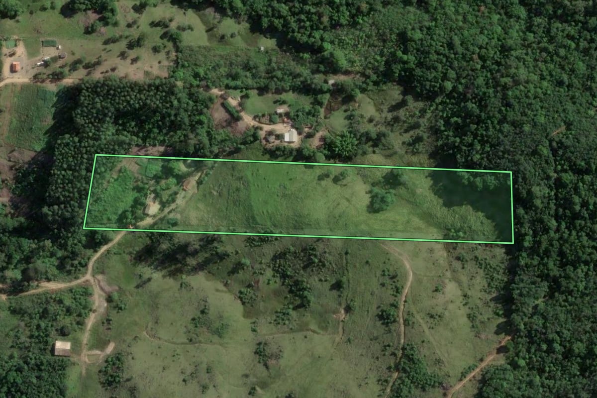 Imagem de satélite do imóvel rural em Armazém (SC), com o contorno declarado no CAR desenhado por cima.