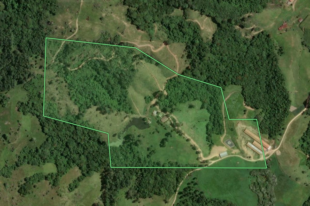 Imagem de satélite do imóvel rural em Armazém (SC), com o contorno declarado no CAR desenhado por cima.