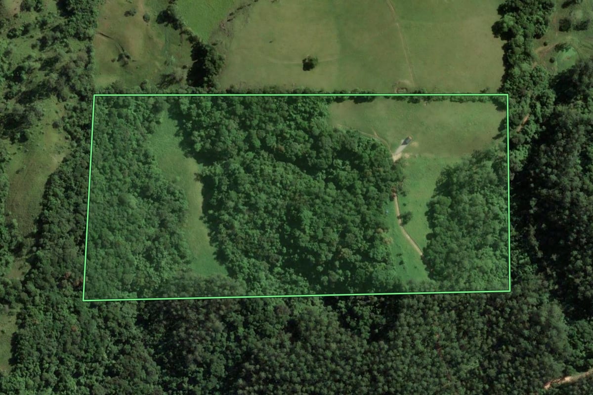 Imagem de satélite do imóvel rural em Armazém (SC), com o contorno declarado no CAR desenhado por cima.