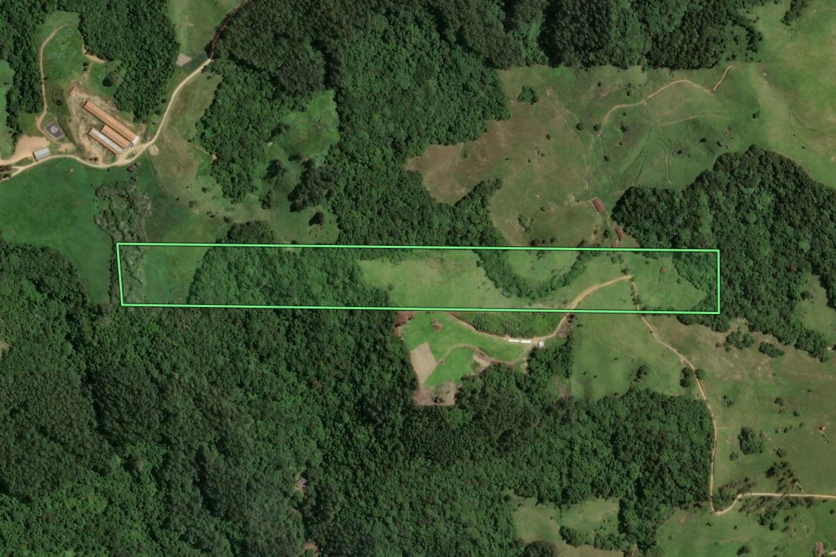 Imagem de satélite do imóvel rural em Armazém (SC), com o contorno declarado no CAR desenhado por cima.