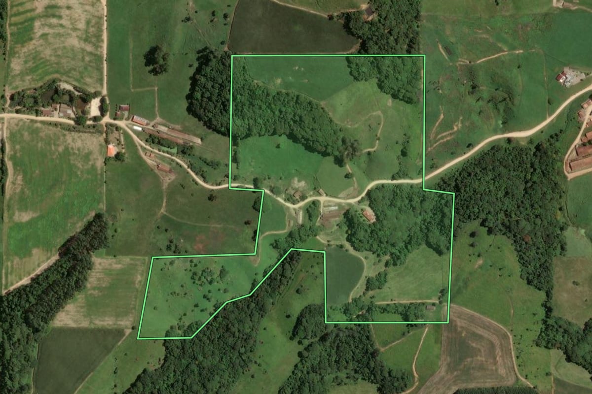 Imagem de satélite do imóvel rural em Armazém (SC), com o contorno declarado no CAR desenhado por cima.