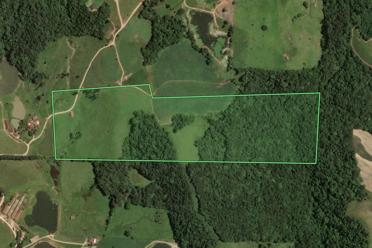 Imagem de satélite do imóvel rural em Armazém (SC), com o contorno declarado no CAR desenhado por cima.