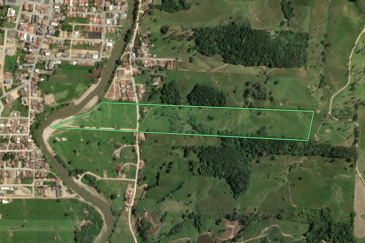 Imagem de satélite do imóvel rural em Armazém (SC), com o contorno declarado no CAR desenhado por cima.