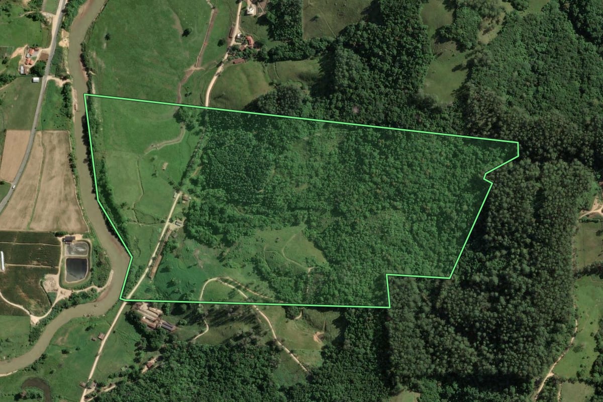 Imagem de satélite do imóvel rural em Armazém (SC), com o contorno declarado no CAR desenhado por cima.