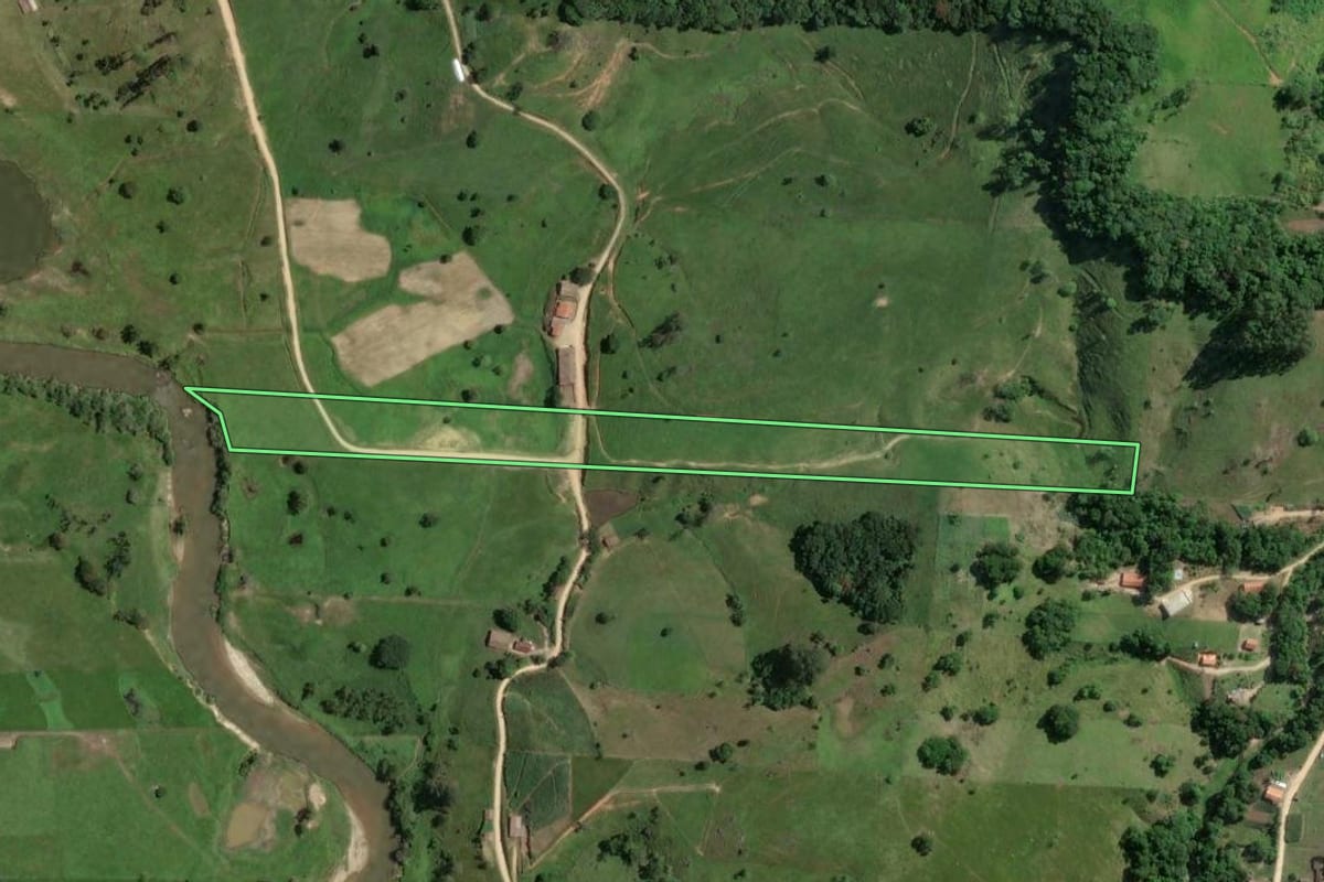 Imagem de satélite do imóvel rural em Armazém (SC), com o contorno declarado no CAR desenhado por cima.