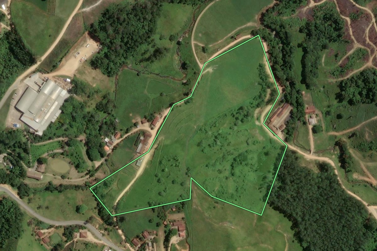 Imagem de satélite do imóvel rural em Armazém (SC), com o contorno declarado no CAR desenhado por cima.