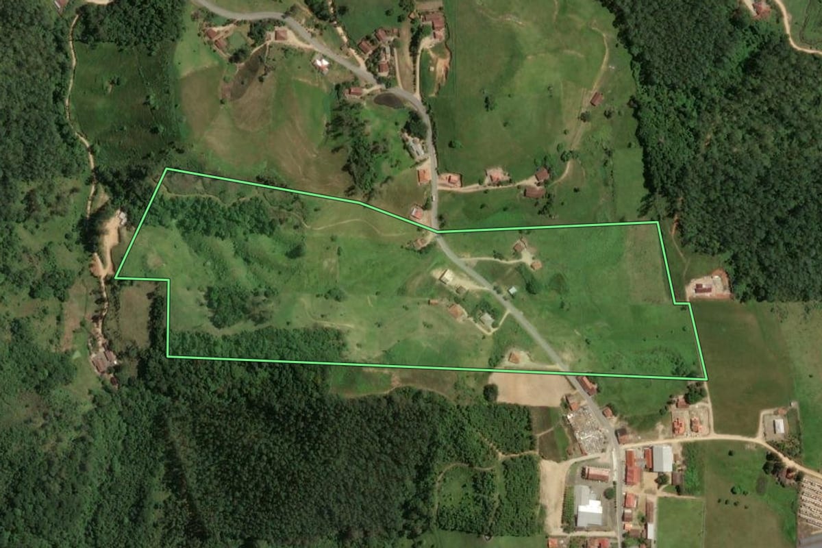 Imagem de satélite do imóvel rural em Armazém (SC), com o contorno declarado no CAR desenhado por cima.
