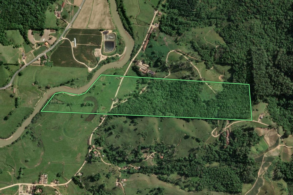 Imagem de satélite do imóvel rural em Armazém (SC), com o contorno declarado no CAR desenhado por cima.
