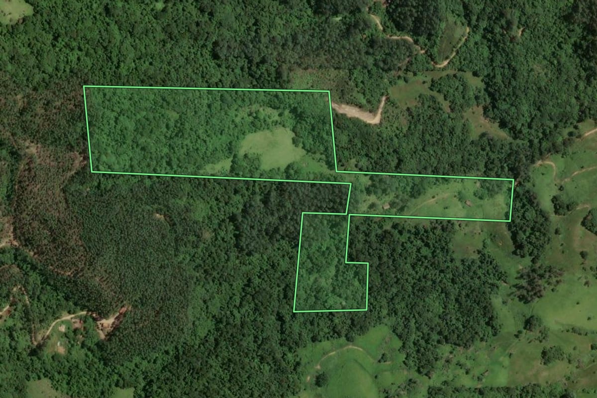 Imagem de satélite do imóvel rural em Armazém (SC), com o contorno declarado no CAR desenhado por cima.