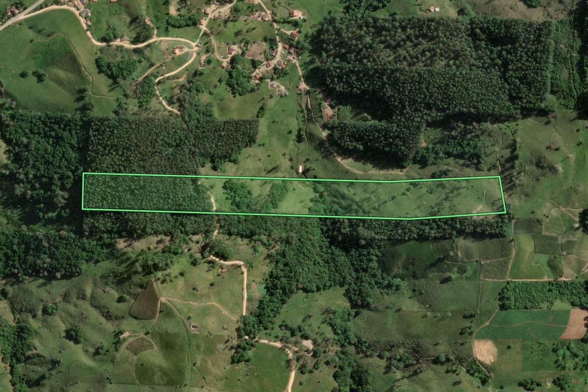 Imagem de satélite do imóvel rural em Armazém (SC), com o contorno declarado no CAR desenhado por cima.